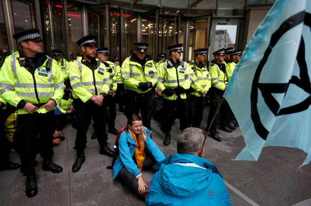 Ακτιβιστές για το κλίμα απέκλεισαν τα γραφεία του BBC στο Λονδίνο