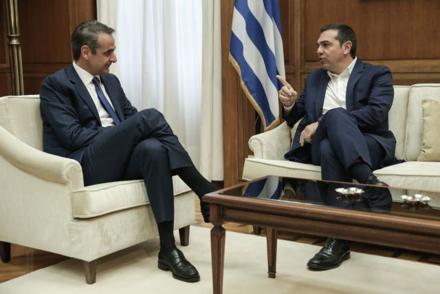 Μητσοτάκης, Τσίπρας συζήτησαν και για αλλαγές επίπλων στο πρωθυπουργικό γραφείο
