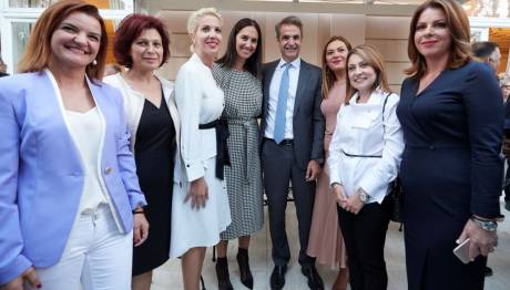 Οι νέες βουλευτίνες της ΝΔ έκλεψαν την παράσταση στο Μέγαρο Μαξίμου