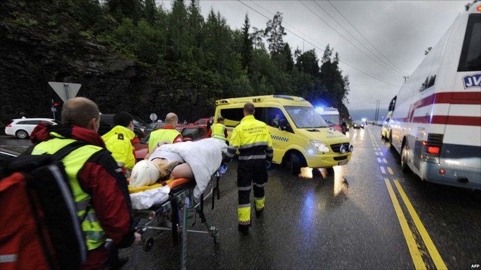 Συναγερμός στο Οσλο: Ανδρας έριξε ασθενοφόρο στο πλήθος – Πολλοί τραυματίες