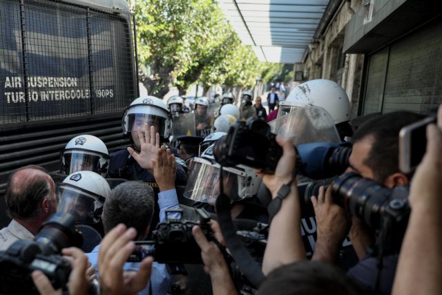 Παραλύει το κέντρο της Αθήνας: Συγκεντρώσεις, επεισόδια και κλειστοί δρόμοι