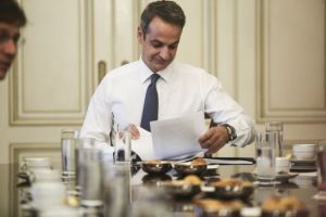 Συνωστισμός επενδυτών στο Μέγαρο Μαξίμου