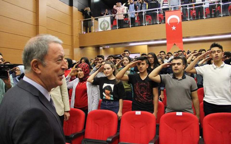 Τουρκία : Στρατιωτικός χαιρετισμός μαθητών στον Χουλουσί Ακάρ