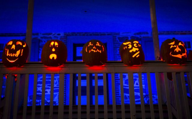 Γιορτάστε το Χάλοουιν στο τρομακτικό σπίτι των Άνταμς