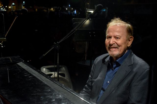 Σύσσωμος ο καλλιτεχνικός κόσμος αποχαιρετά τον Γιάννη Σπανό