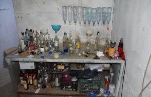 Θεσσαλονίκη : Ιερέας εμφιάλωνε ποτά «μπόμπες» με μπουκάλια από σκουπίδια