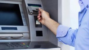 «Παγώνουν» οι αυξήσεις στις προμήθειες των τραπεζών