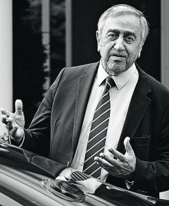 Υψωσε ανάστημα και απειλείται