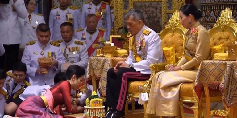 Ο βασιλιάς της Ταϊλάνδης Μάχα αποκαθήλωσε την επίσημη ερωτική σύντροφό του