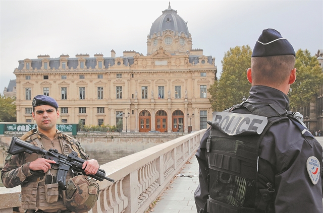 Σφαγή μέσα στο αρχηγείο της αστυνομίας στο Παρίσι