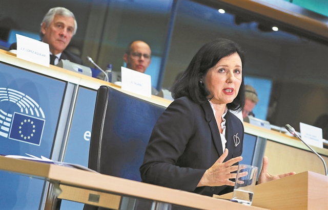 Βέρα Γιούροβα : Χρειάζεται ευρωπαϊκή λύση για το Μεταναστευτικό