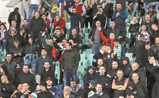 Αδέξιες ντρίμπλες στον ρατσισμό