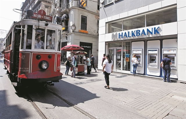 Στο στόχαστρο η Halkbank για μπίζνες με το Ιράν