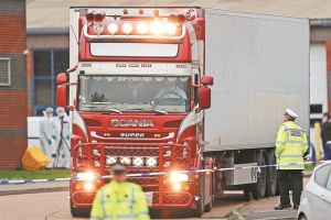 Σοκ από την ανακάλυψη 39 νεκρών μέσα σε φορτηγό στο Εσεξ