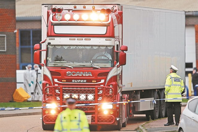 Σοκ από την ανακάλυψη 39 νεκρών μέσα σε φορτηγό στο Εσεξ