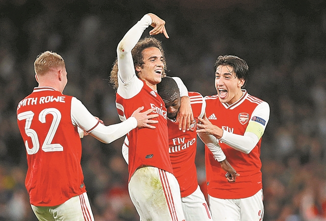 Τρία στα τρία με ανατροπή