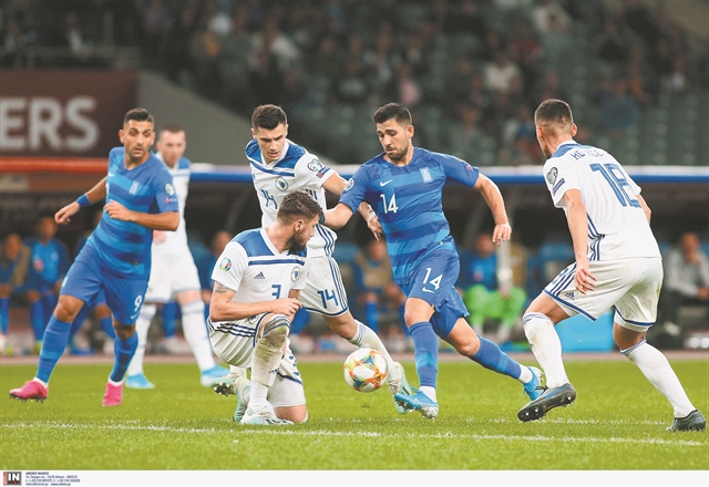 «Γαλανόλευκε Αγιε Βασίλη, περιμένω…»