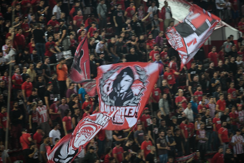 «Ερυθρόλευκη παράνοια» : Ομάδα και κόσμος μια γροθιά!