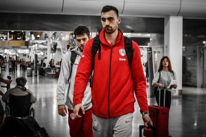 Η αναχώρηση του Ολυμπιακού για τη Μόσχα