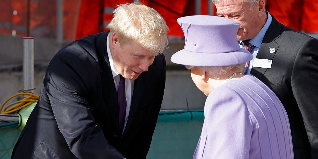 Sunday Times: Ο Μπόρις Τζόνσον θα προκαλέσει τη βασίλισσα να τον αποπέμψει