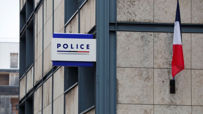 Παρίσι: Ανδρας επιτέθηκε με μαχαίρι σε αστυνομικό | tanea.gr