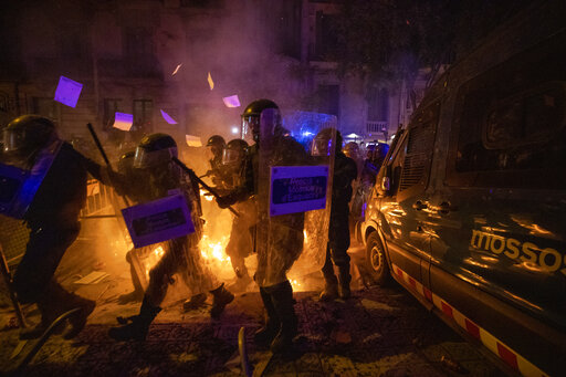 Χάος στη Βαρκελώνη με φωτιές και οδοφράγματα - Διάλογο ζητούν τώρα από τη Μαδρίτη οι αυτονομιστές | tanea.gr