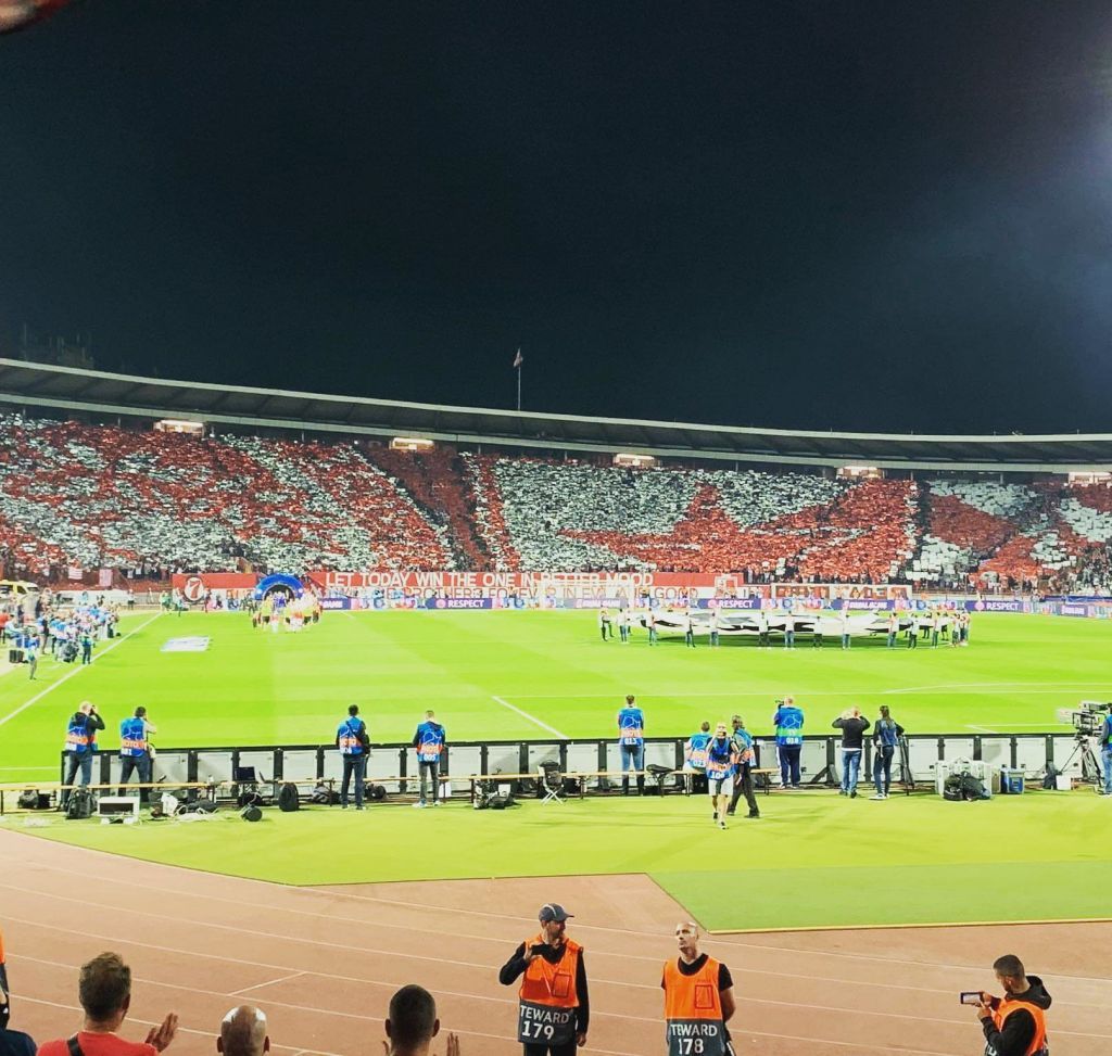 Ερυθρόλευκη «μαγεία»: Το εντυπωσιακό κορεό στο Βελιγράδι (pics+vids)