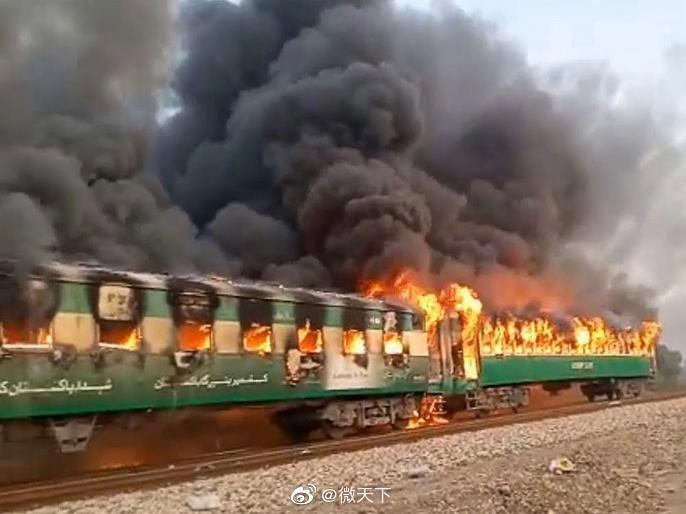 Πακιστάν : Δεκάδες νεκροί από πυρκαγιά σε τρένο
