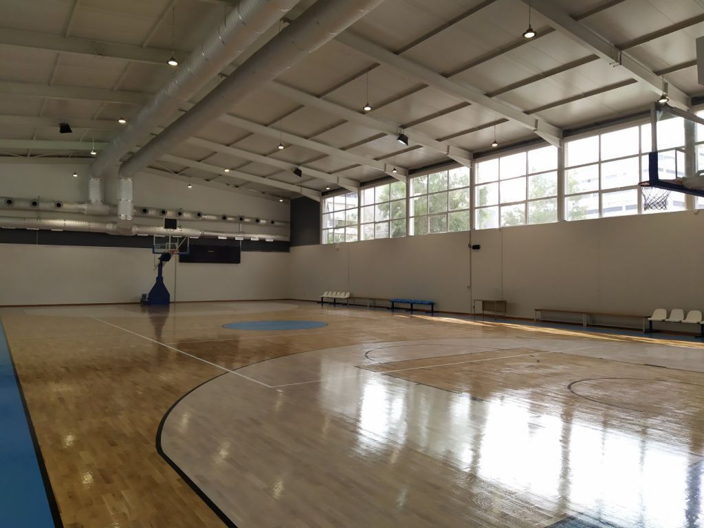 O Δήμος Πειραιά παρέλαβε το ανακαινισμένο κλειστό γήπεδο μπάσκετ Καμινίων