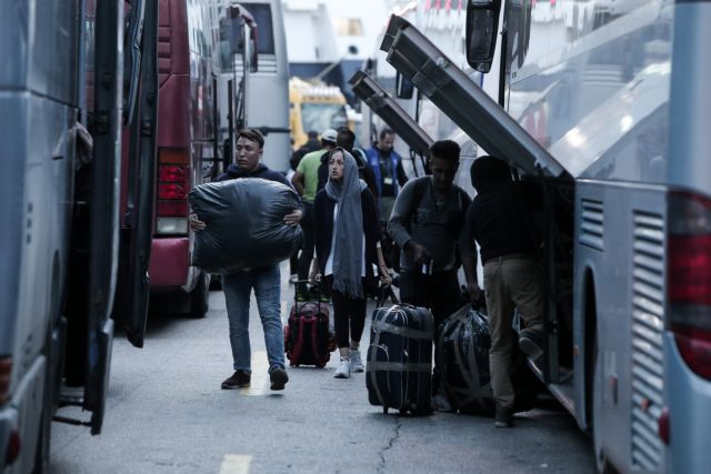 Στον Πειραιά άλλοι 57 πρόσφυγες από Μυτιλήνη και Χίο