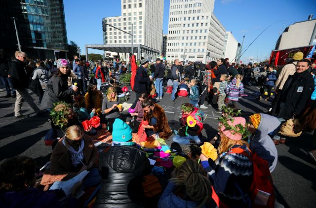 Πλήθος κόσμου διαδηλώνει στο Βερολίνο για το κλίμα