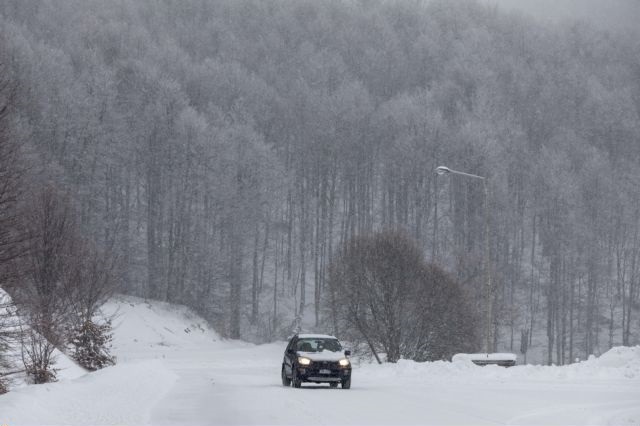 Στα λευκά ντύθηκε η υψηλότερη κορυφή της Ελλάδας