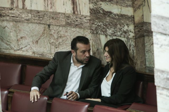 Την ώρα των ομιλιών στη Βουλή η Νοτοπούλου… έβγαζε selfie