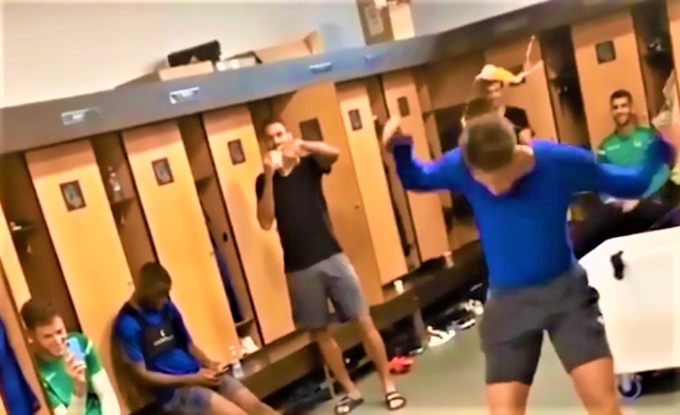 Επική φάρσα στον Γιανουζάι στα αποδυτήρια της Σοσιεδάδ