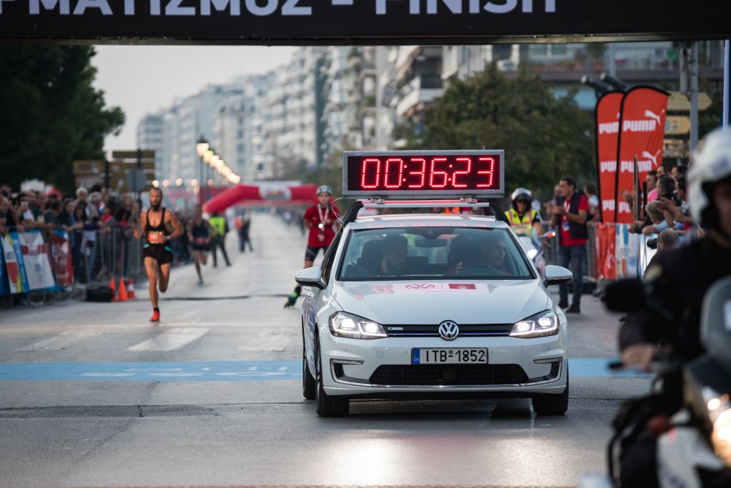 Μέγας Χορηγός του Διεθνή Νυχτερινού Ημιμαραθώνιου Θεσσαλονίκης η Kosmocar-Volkswagen