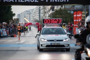 Μέγας Χορηγός του Διεθνή Νυχτερινού Ημιμαραθώνιου Θεσσαλονίκης η Kosmocar-Volkswagen