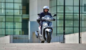 Κymco People-S 300i Noodoe: Μια μοτοσικλέτα που είναι συνεχώς …on-line