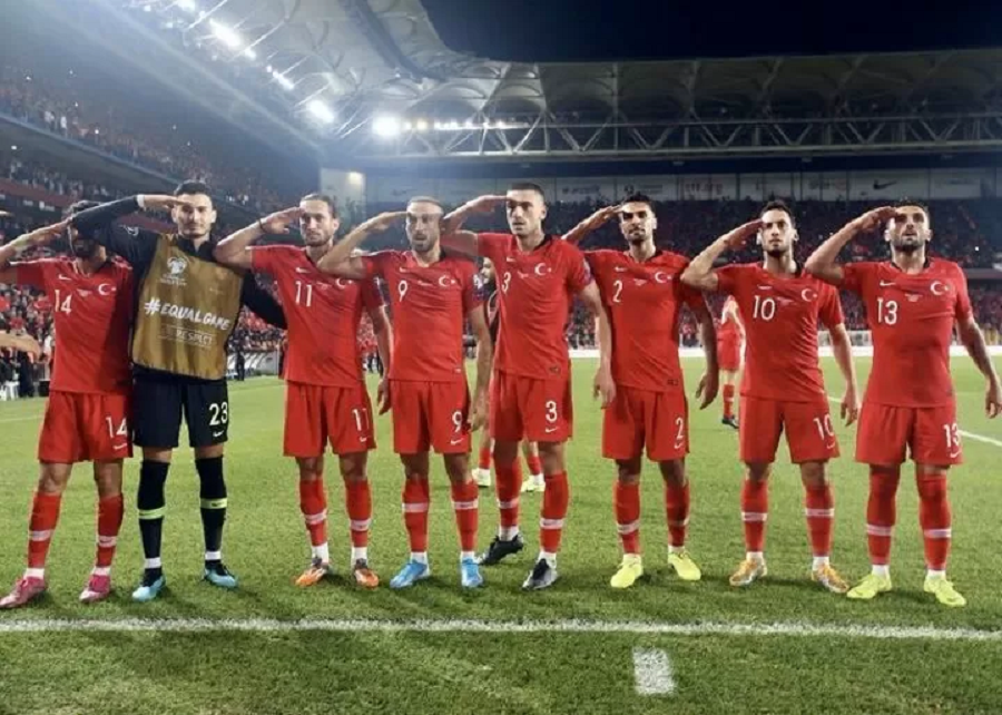 Τουρκία : Πιθανή τιμωρία για τον στρατιωτικό χαιρετισμό εξετάζει η UEFA