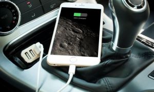 Smartphone : Το φορτίζετε στο αμάξι; Σταματήστε το αμέσως!