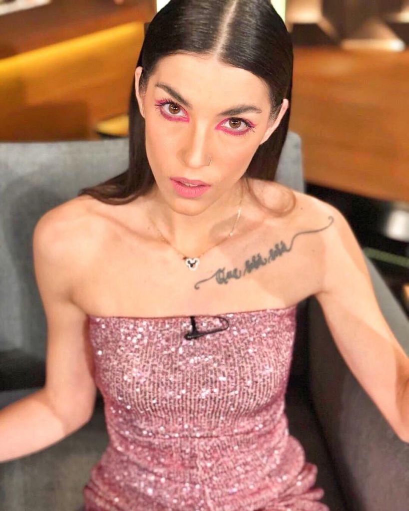 Άννα-Μαρία Βέλλη : Ποζάρει τόπλες πλάι στο αγόρι της