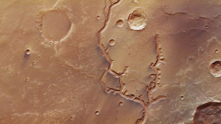 Νέες εντυπωσιακές φωτογραφίες από κοιλάδες του Άρη