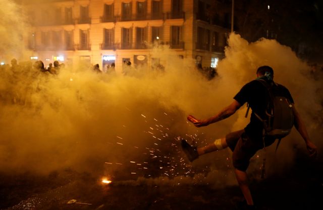 Βαρκελώνη : Νύχτα άγριων συγκρούσεων μεταξύ αστυνομίας και διαδηλωτών