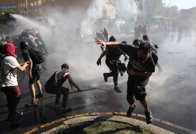 Χιλή : 12 νεκροί και 239 τραυματίες από τις ταραχές – Έκτακτο συμβούλιο πολιτικών αρχηγών