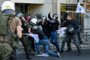 Επεισόδια στην πορεία του ΠΑΜΕ : Μπογιές και πέτρες στο άγαλμα Τρούμαν