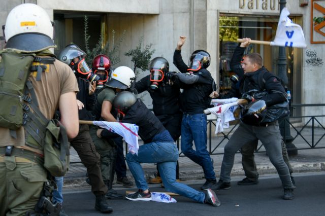 Επεισόδια στην πορεία του ΠΑΜΕ : Μπογιές και πέτρες στο άγαλμα Τρούμαν