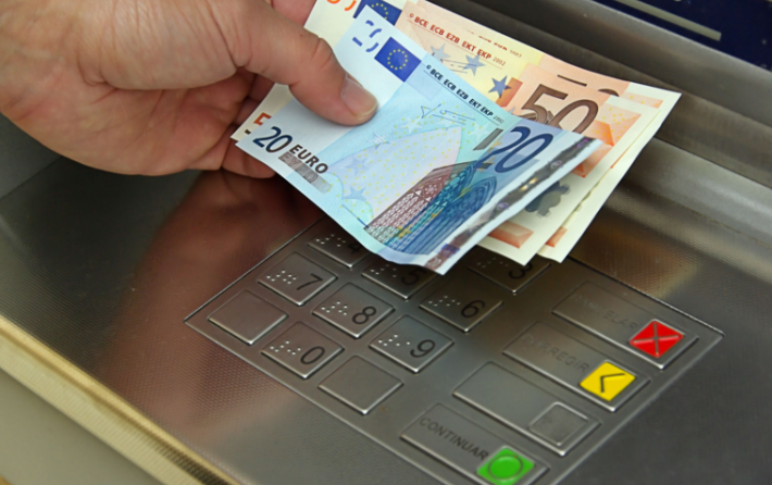 Καταγγελία Ανδρουλάκη στην Κομισιόν : Απίστευτα χαράτσια των τραπεζών σε εκατομμύρια καταναλωτές | tanea.gr