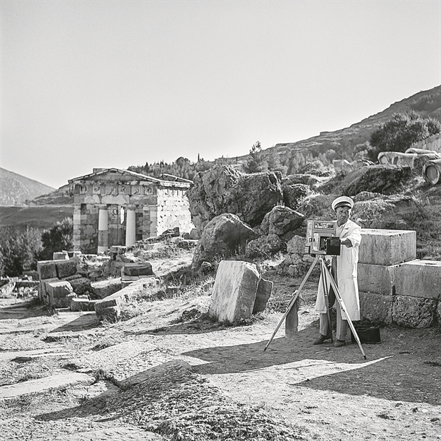 Ανθρωποι και αρχαία στην Ελλάδα του 1954, από τον Ρόμπερτ ΜακΚέιμπ