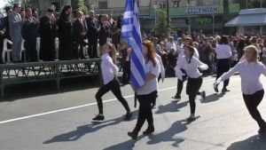 «Καλλιτεχνική παρέμβαση», αντιμιλιταρισμό και… ολίγη από πρόσφυγες επικαλούνται οι 10 κοπέλες