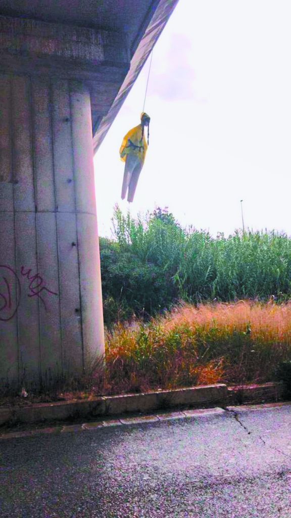 Εισαγγελική έρευνα για το ομοίωμα της Γκρέτα που κρέμασαν από γέφυρα