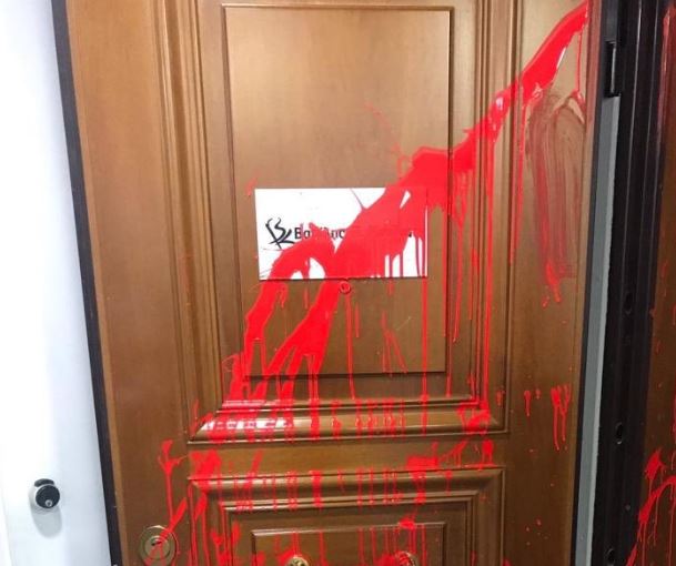 Παρέμβαση Ρουβίκωνα στο πολιτικό γραφείο του Βασίλη Κικίλια